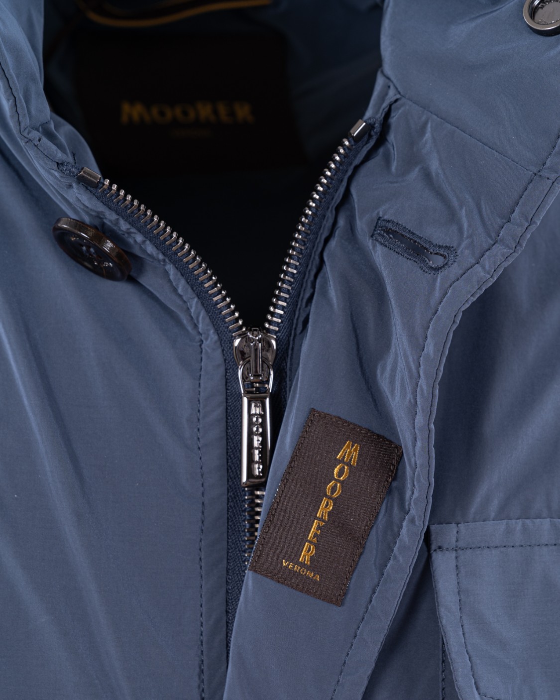 shop MOORER Saldi Giaccone: Moorer giacca "Porto OS".
Cappuccio nascosto nel collo.
Doppia chiusura frontale con zip e bottoni in corno.
Pratica tasca superiore e tasche inferiori a pattina con bottoni a pressione nascosti.
Piccolo taschino chiuso da zip sul lato destro.
Alamari applicati alle spalle.
Polsi antivento con doppio bottone.
Pratica tasca interna portadocumenti.
Composizione:  60% POLIAMMIDE, 40% POLIESTERE.
Made in Italy.. PORTO OS-DENIM U0499 number 2792319